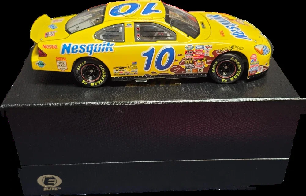 Jeff Green #10 Nesquik 2000 Monte Carlo Elite 1:24 NASCAR Diecast Nascar Yellow